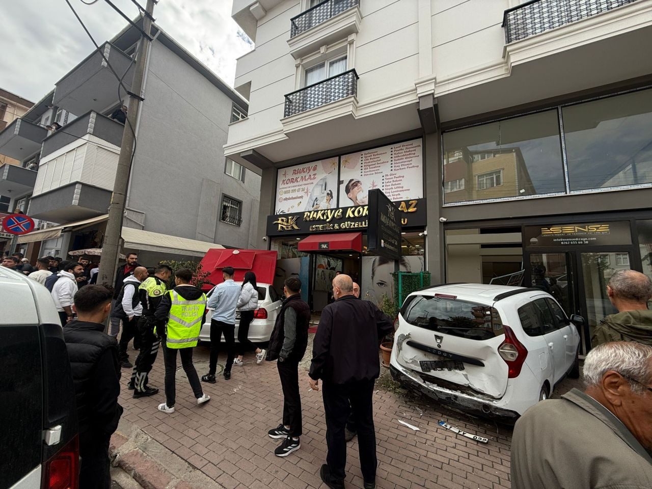 Darıca’da Kontrolden Çıkan Otomobil Güzellik Merkezine Daldı: 2 Yaralı - Sayfa 2