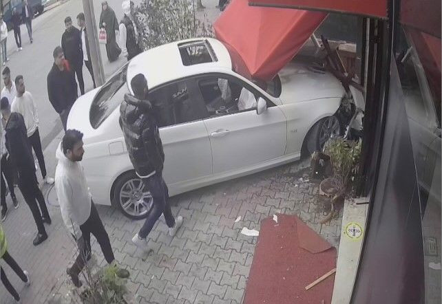 Darıca’da Kontrolden Çıkan Otomobil Güzellik Merkezine Daldı: 2 Yaralı - Sayfa 1