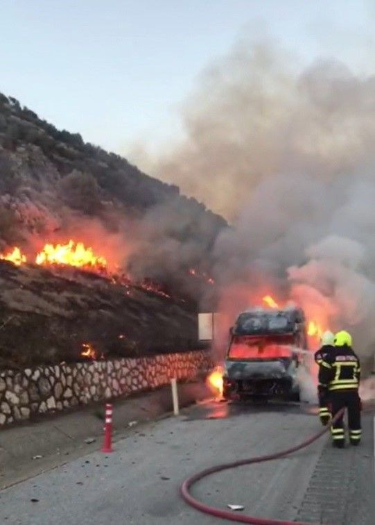 Mersin Otoyolunda Servis Aracı Yangını: Çalılara Sıçradı - Sayfa 1