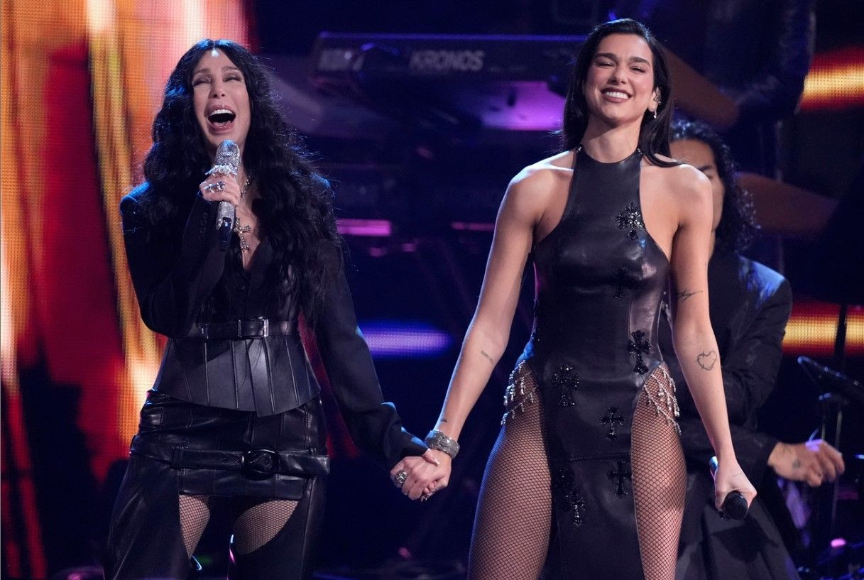 Cher ve Dua Lipa'nın Sahnede Sürpriz Buluşması: İki Nesil Bir Arada! - Sayfa 1