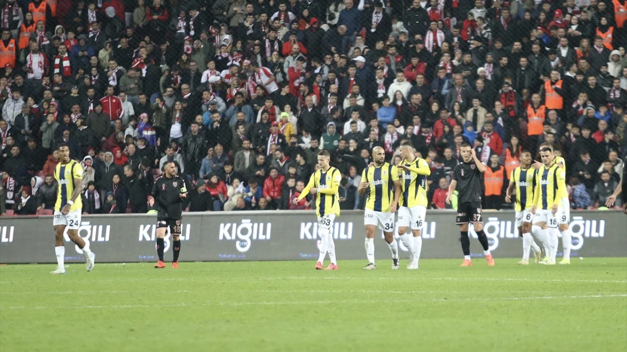 Fenerbahçe Samsunspor Deplasmanında Takıldı, Galatasaray'la Fark 8’e Çıktı