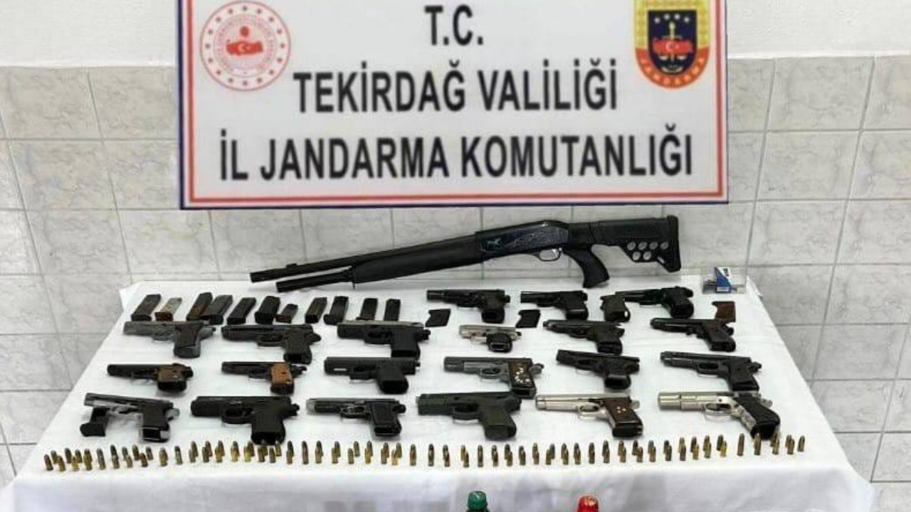 Jandarma elini nereye attıysa silah ve alkol çıktı