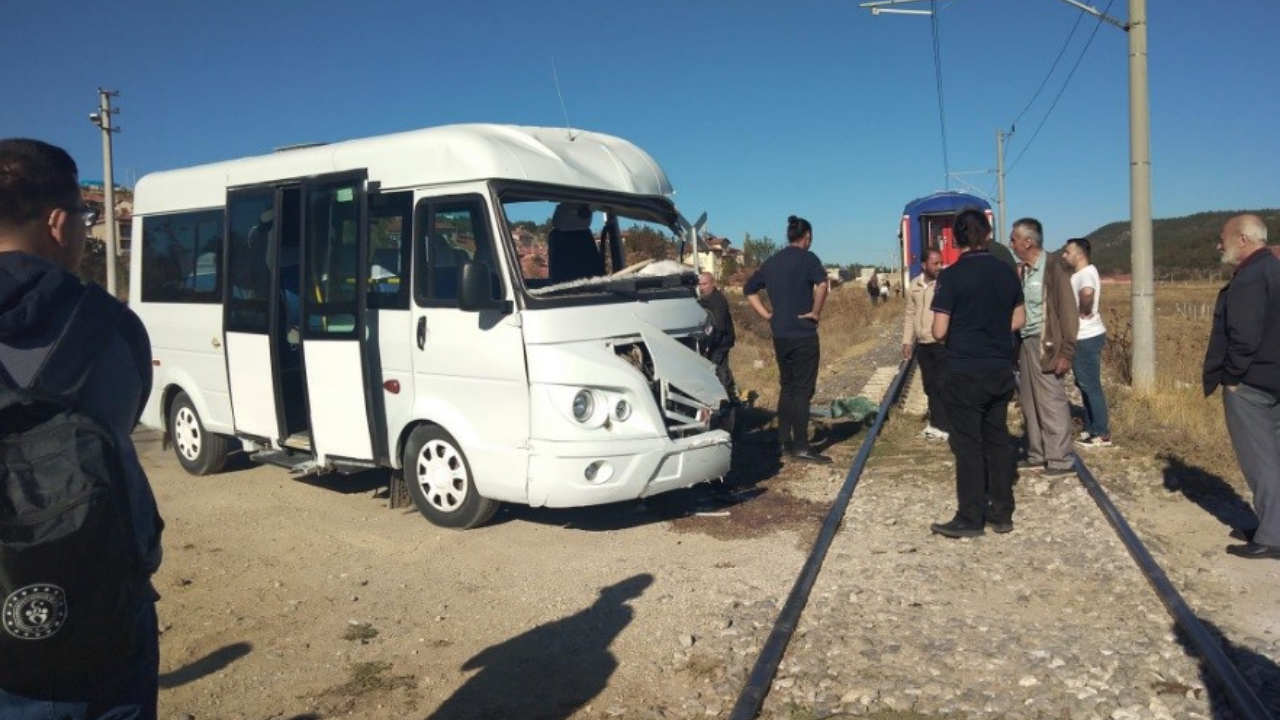 Tavşanlı'da Öğrenci Servisi Trenle Çarpıştı: Can Kaybı Yok