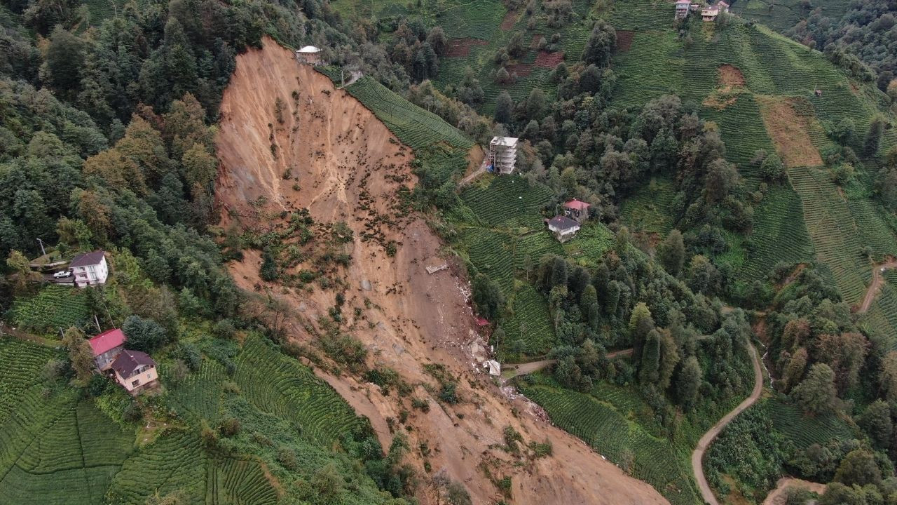 Rize'de heyelanın yaşandığı alan havadan görüntülendi - Sayfa 1