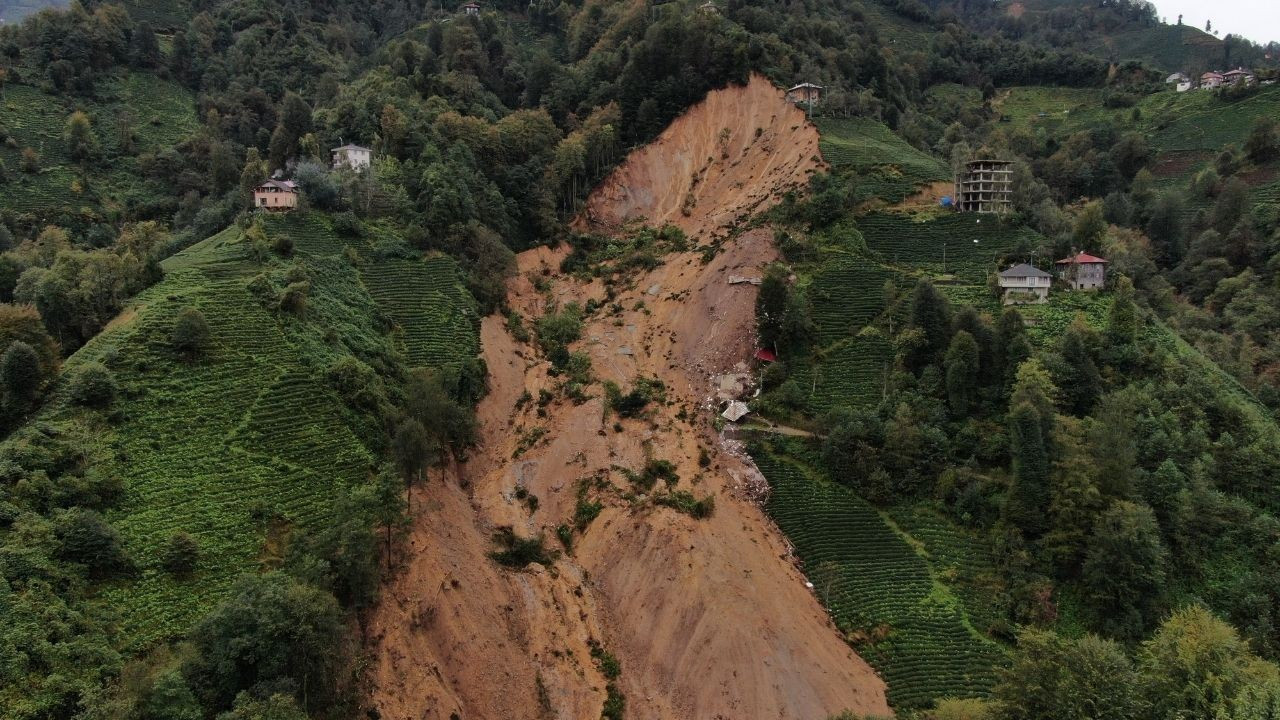 Rize'de heyelanın yaşandığı alan havadan görüntülendi