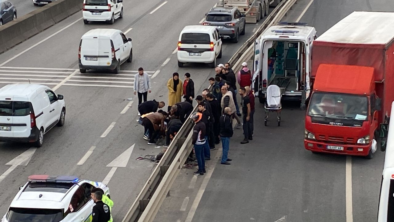 Kocaeli' de tankerin sıkıştırdığı elektrikli bisiklet bariyere çarptı - Sayfa 1