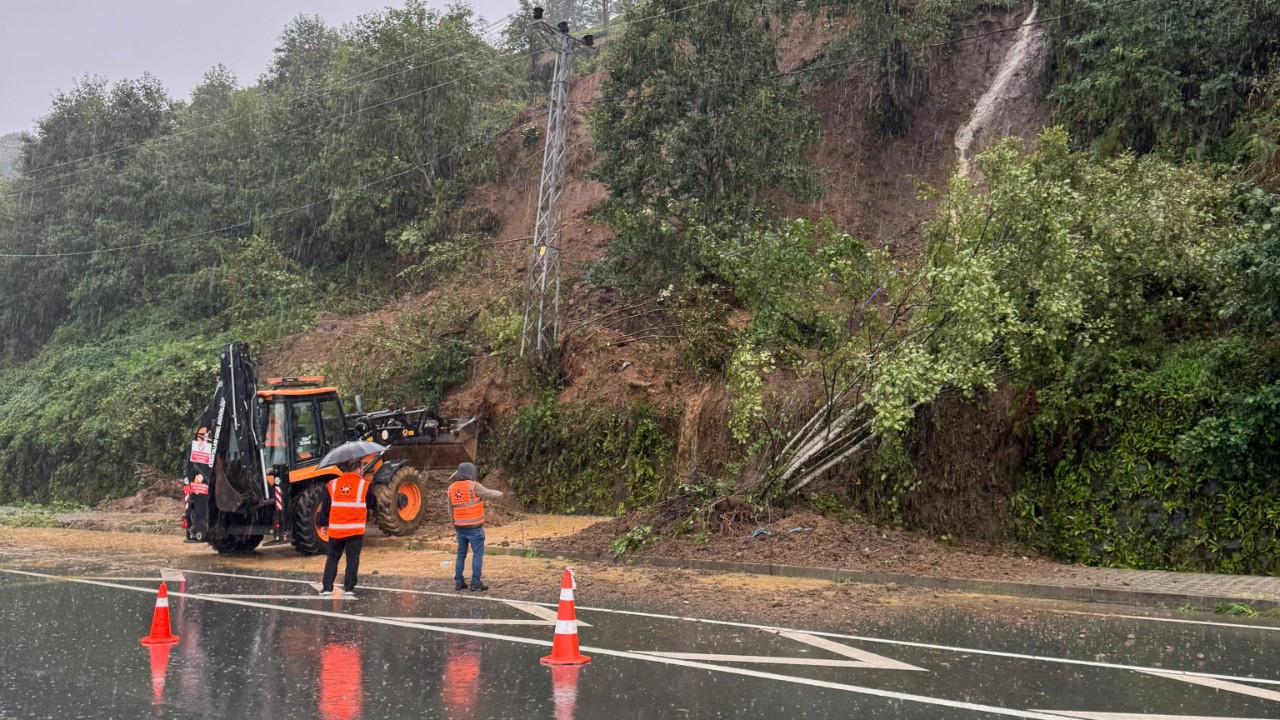 Rize'de şiddetli yağışlar Pazar ilçesinde de heyelanlara neden oldu