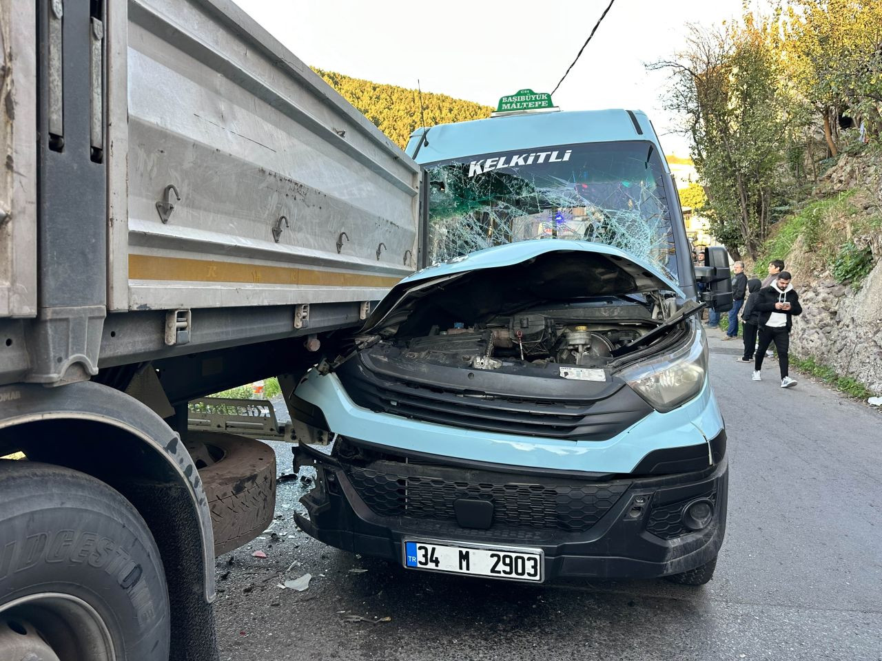 Maltepe'de Yolcu Minibüsü Tıra Çarptı: 8 Kişi Yaralandı - Sayfa 2