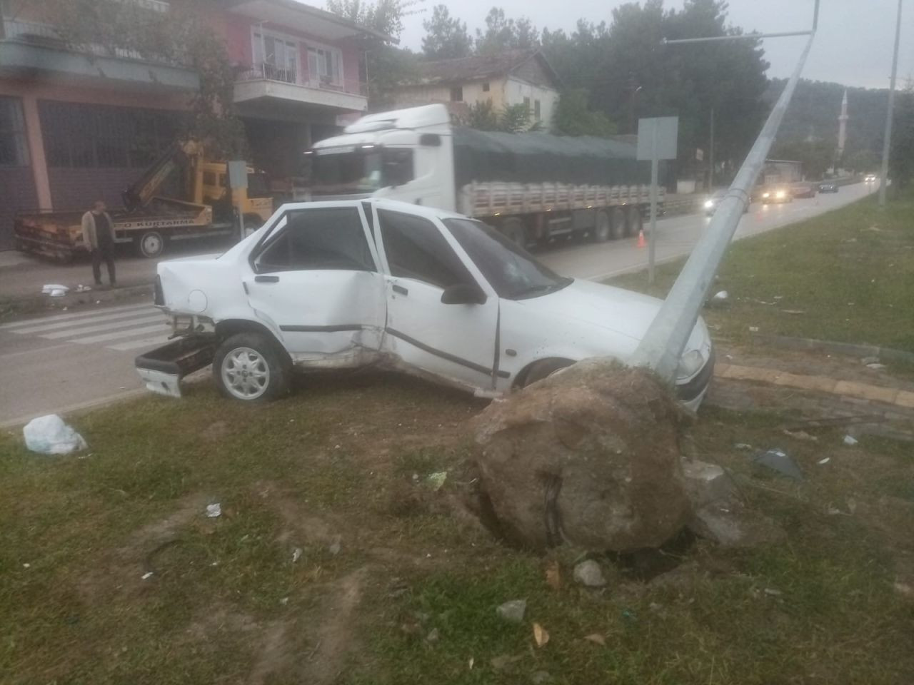 Kontrolden Çıkan Otomobil Aydınlatma Direğine Çarptı: 1 Yaralı - Sayfa 3