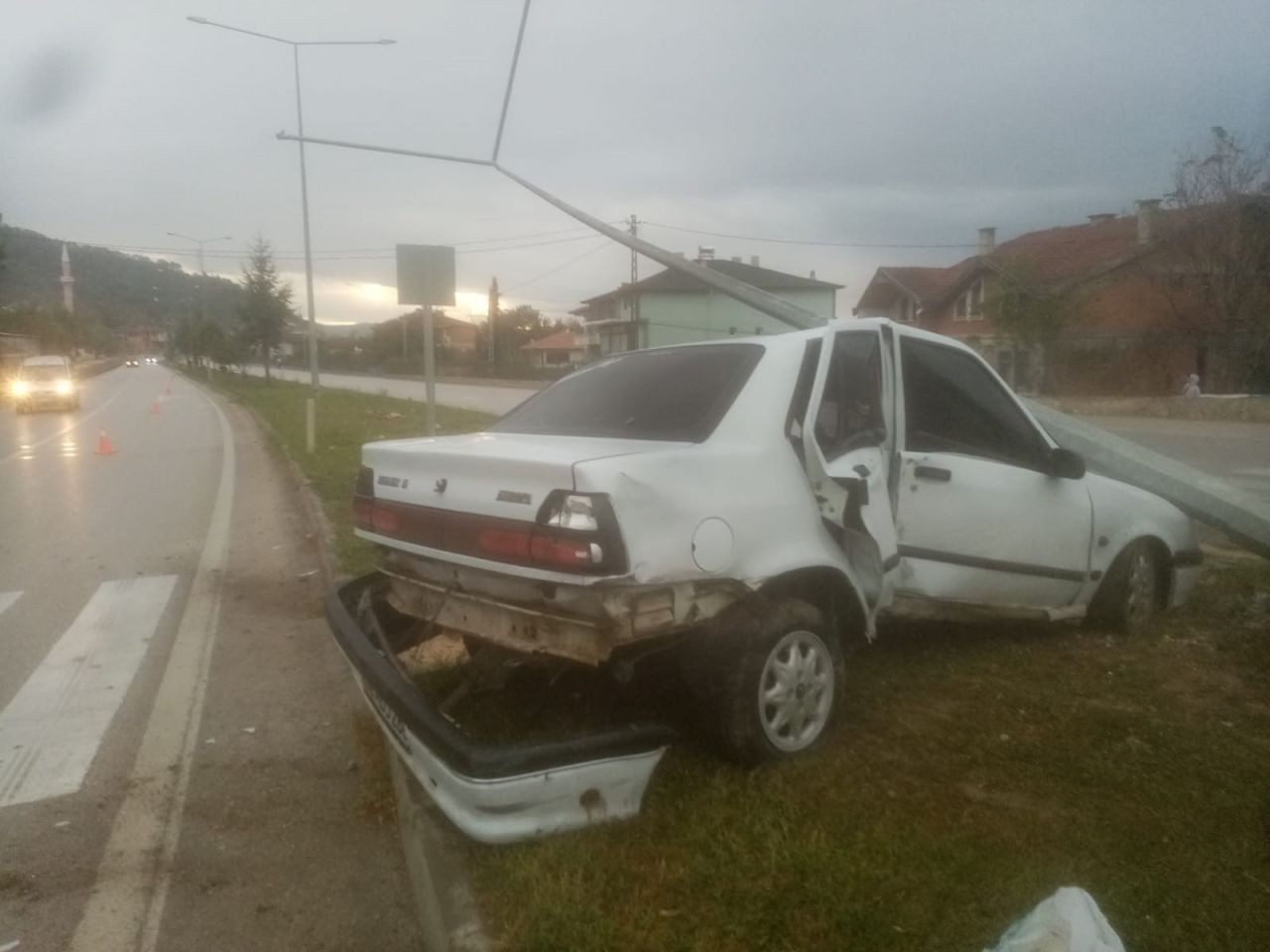 Kontrolden Çıkan Otomobil Aydınlatma Direğine Çarptı: 1 Yaralı - Sayfa 2