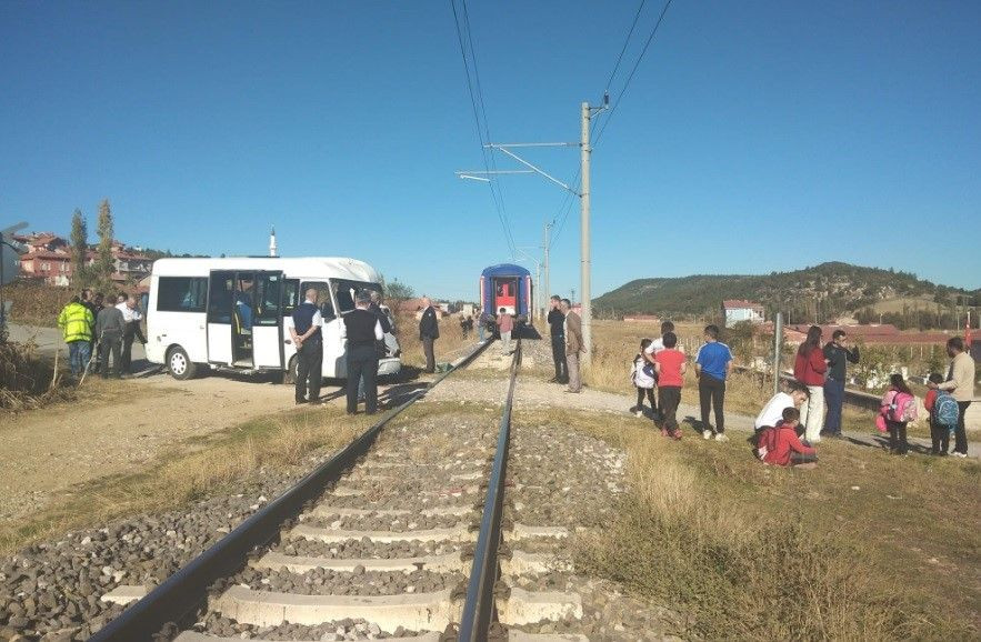 Tavşanlı'da Öğrenci Servisi Trenle Çarpıştı: Can Kaybı Yok - Sayfa 4