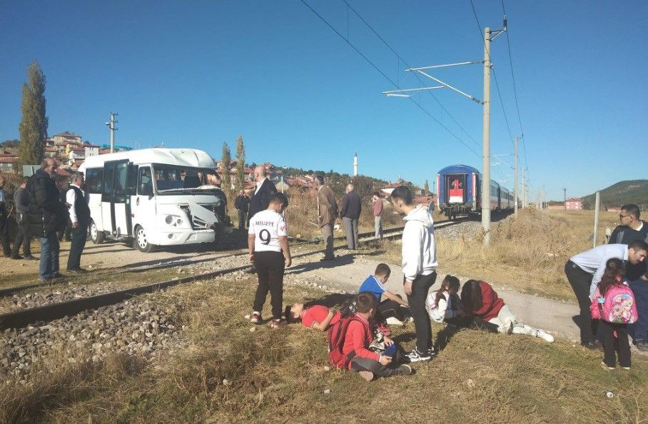 Tavşanlı'da Öğrenci Servisi Trenle Çarpıştı: Can Kaybı Yok - Sayfa 2