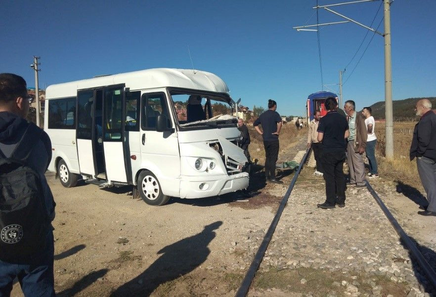 Tavşanlı'da Öğrenci Servisi Trenle Çarpıştı: Can Kaybı Yok - Sayfa 1