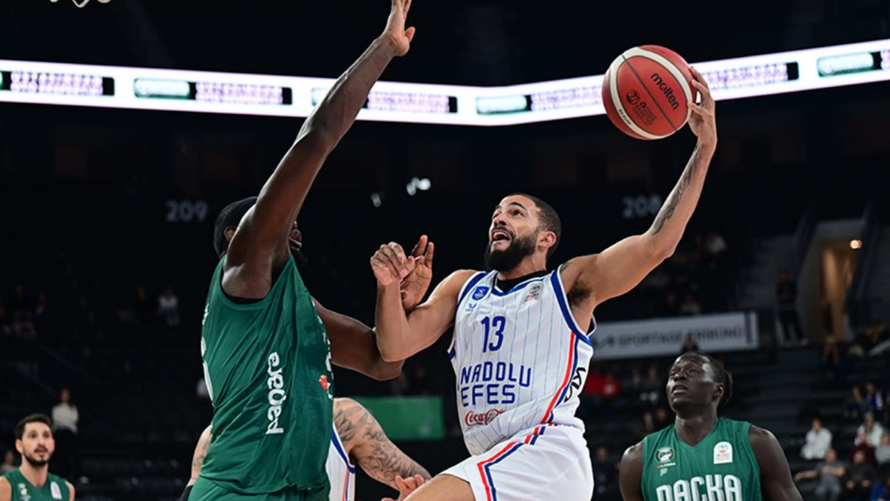 Anadolu Efes Evinde Farklı Kazandı: Ligde 3'te 3 Yaptı