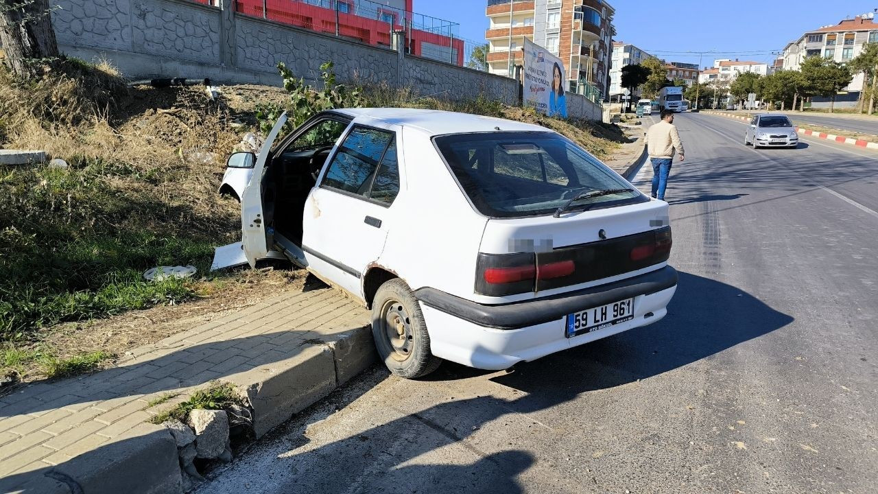 Önüne çıkan araca vurmamak için direksiyonu kırdı: 1 yaralı