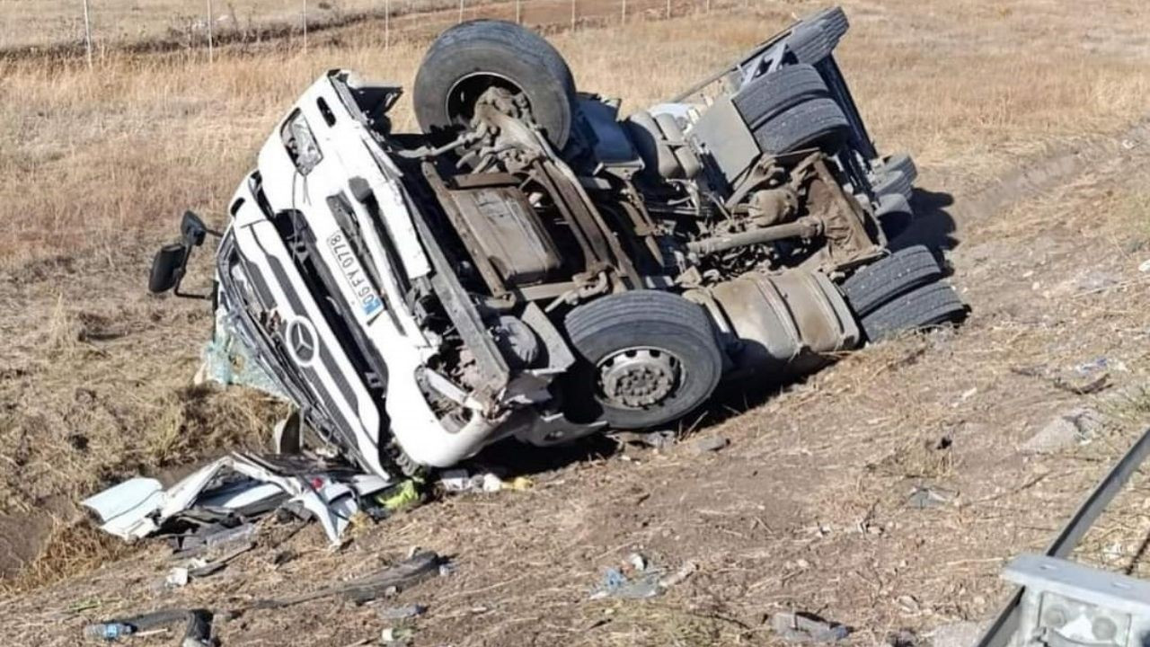 Gaziantep'te şarampole devrilen tırın sürücüsü hayatını kaybetti!