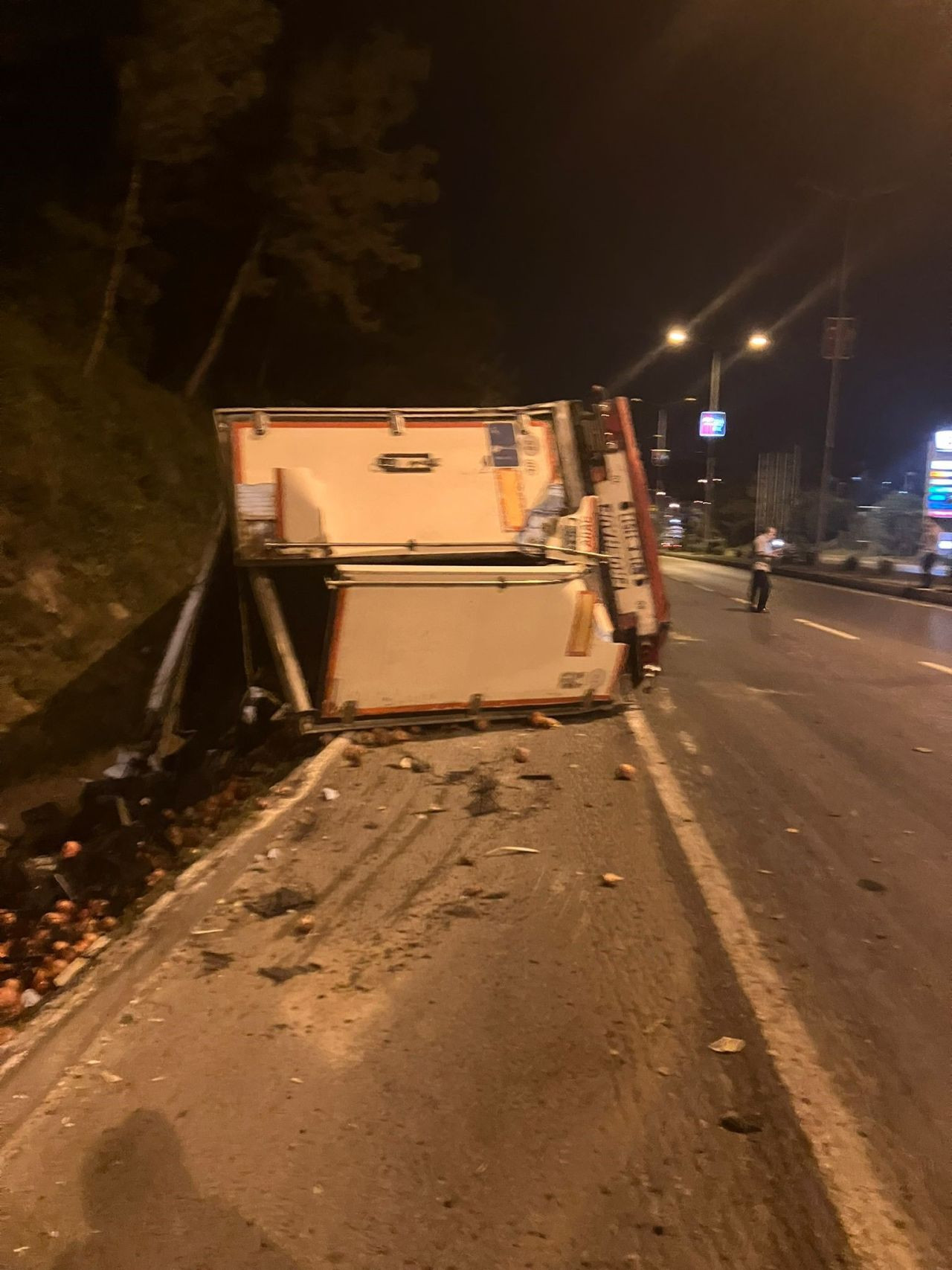 Freni boşalan tır şarampole devrildi! - Sayfa 1