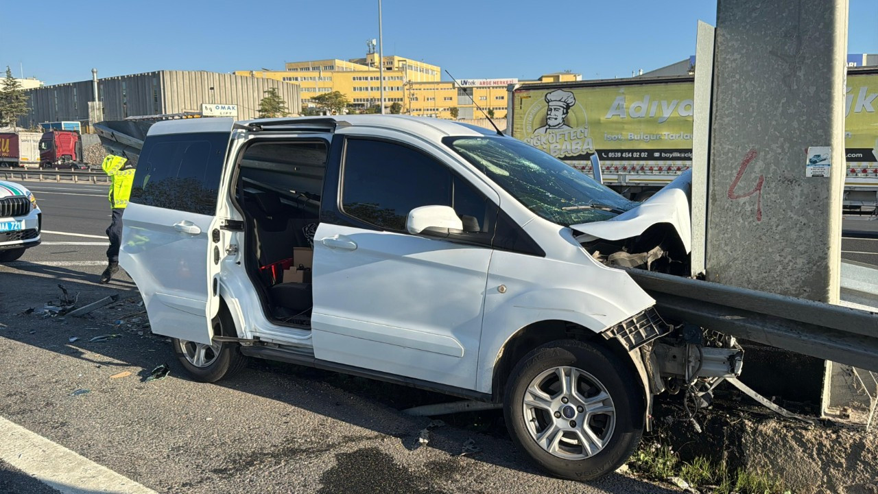 Kocaeli'de hafif ticari araç bariyerlere ok gibi saplandı!