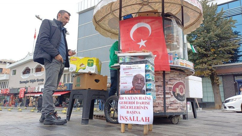 Simitçi, Gülen'in ölümünü vatandaşlara tatlı dağıtarak kutladı! - Sayfa 6