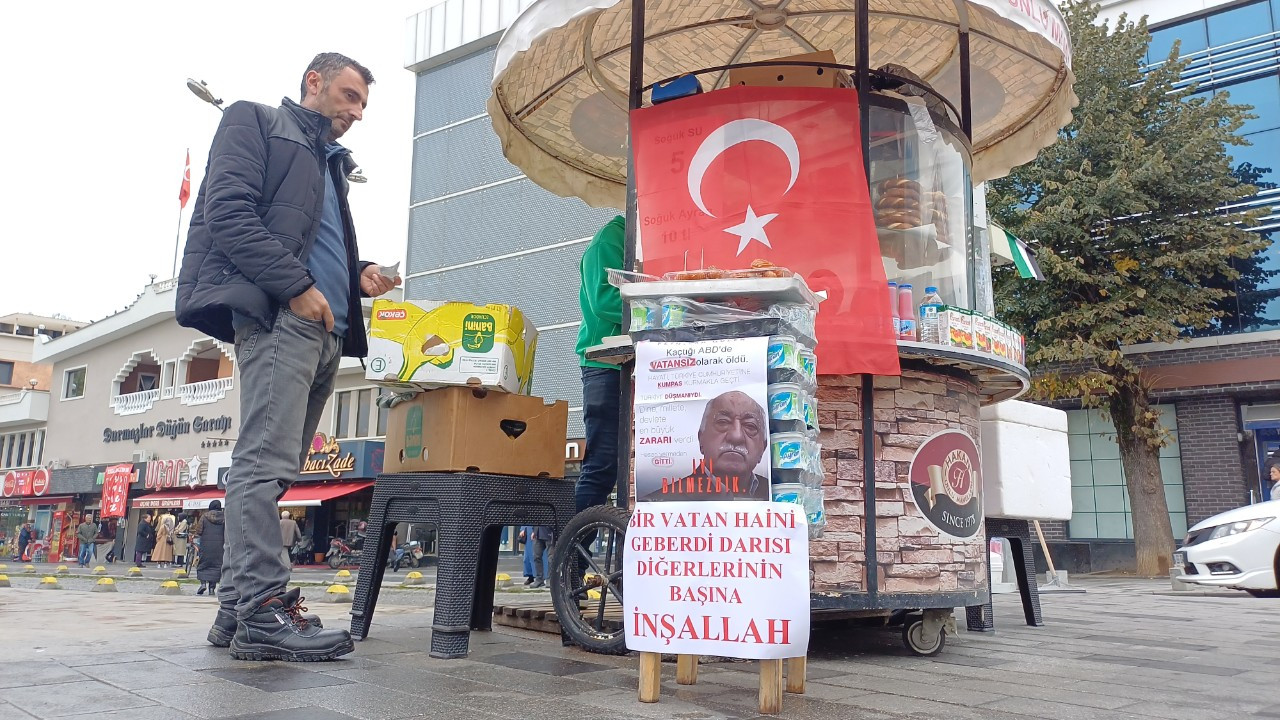 Simitçi, Gülen'in ölümünü vatandaşlara tatlı dağıtarak kutladı!