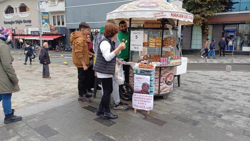 Simitçi, Gülen'in ölümünü vatandaşlara tatlı dağıtarak kutladı! - Sayfa 5