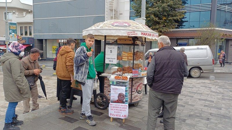 Simitçi, Gülen'in ölümünü vatandaşlara tatlı dağıtarak kutladı! - Sayfa 3