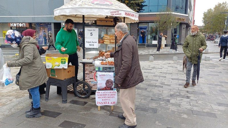 Simitçi, Gülen'in ölümünü vatandaşlara tatlı dağıtarak kutladı! - Sayfa 2