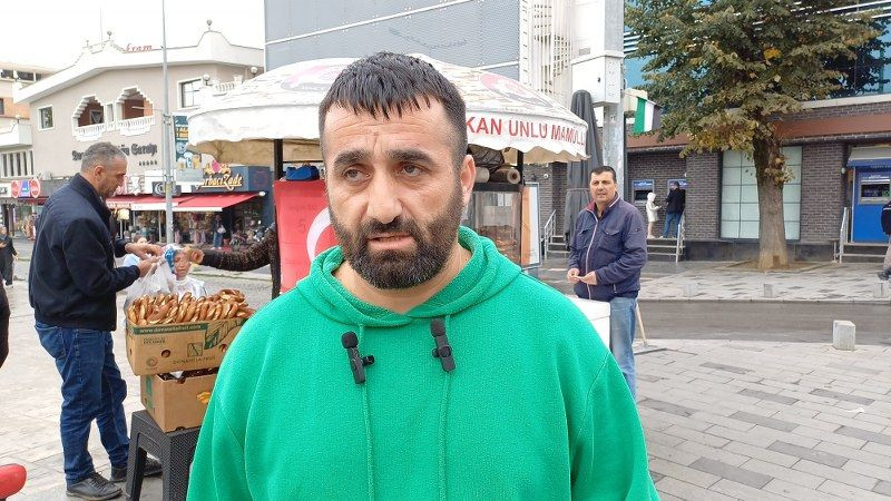 Simitçi, Gülen'in ölümünü vatandaşlara tatlı dağıtarak kutladı! - Sayfa 1