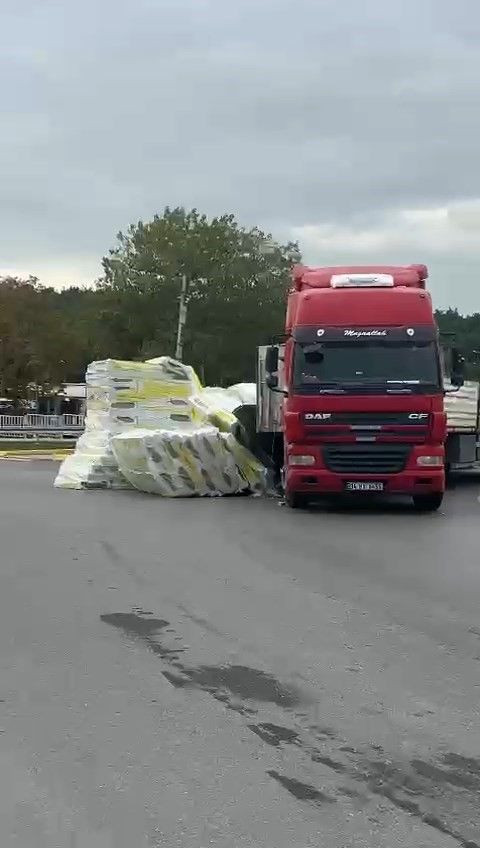 Virajı Alamayan Tırın Yükü Yola Saçıldı, Trafik Aksadı - Sayfa 1