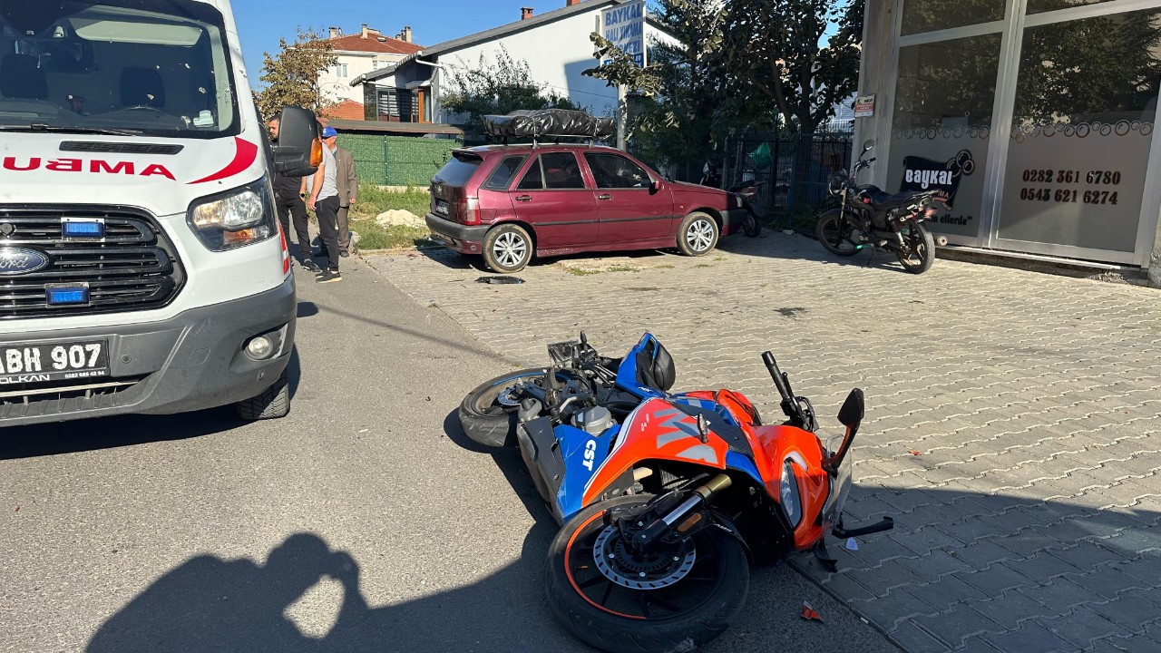 Tekirdağ'da Motosiklet Park Halindeki Araca Çarptı: 1 Yaralı