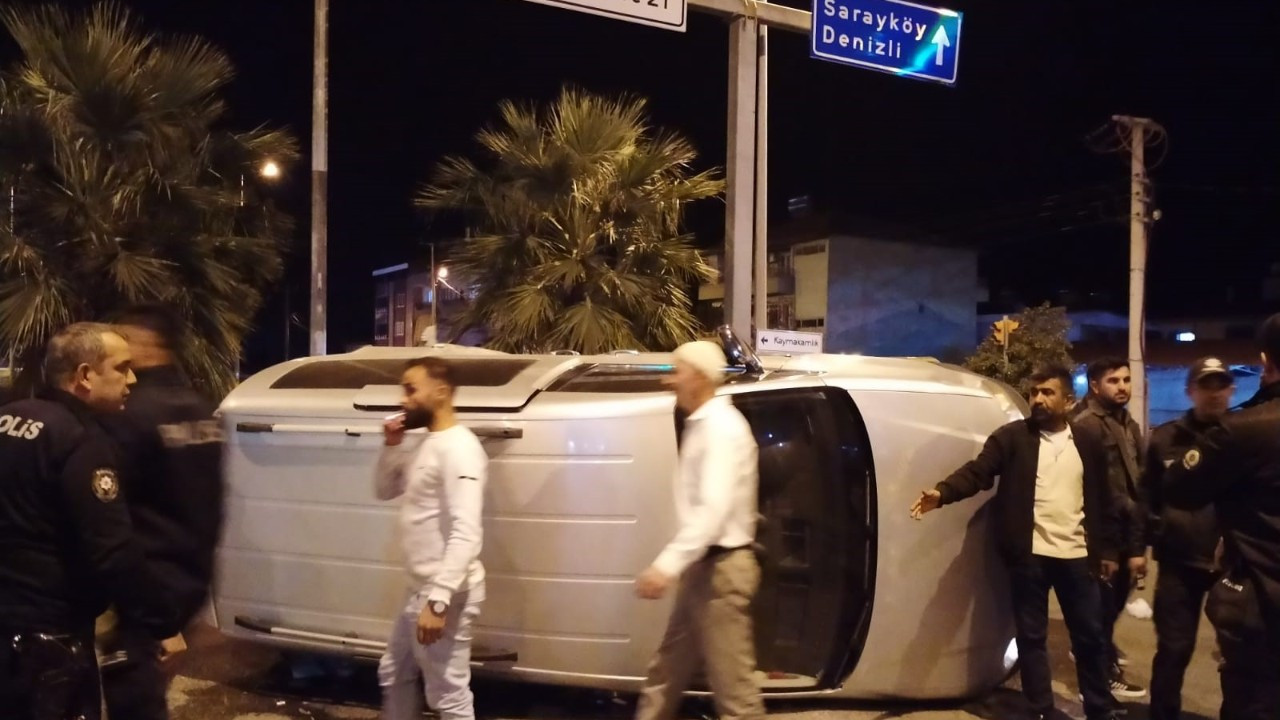 Buharkent’te Ticari Araçla Otomobil Çarpıştı, 3 Kişi Yaralandı