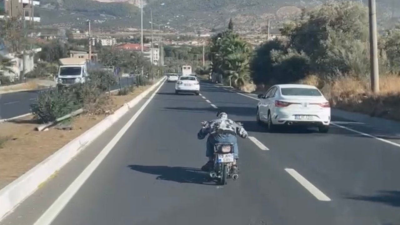 Milas'ta Kasksız Motosiklet Sürücüsünden Tehlikeli Anlar!