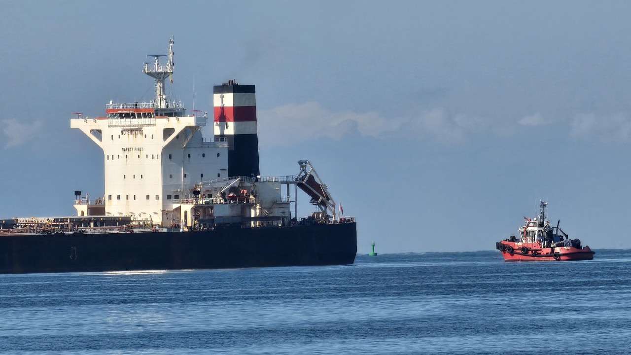 Zonguldak'ta yük gemisi karaya oturdu