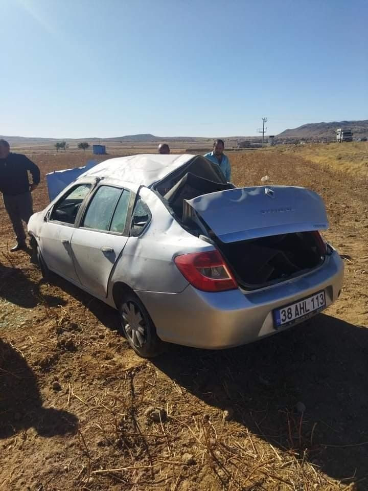 Kaza yapan otomobil şarampole yuvarlandı: 2 yaralı - Sayfa 1