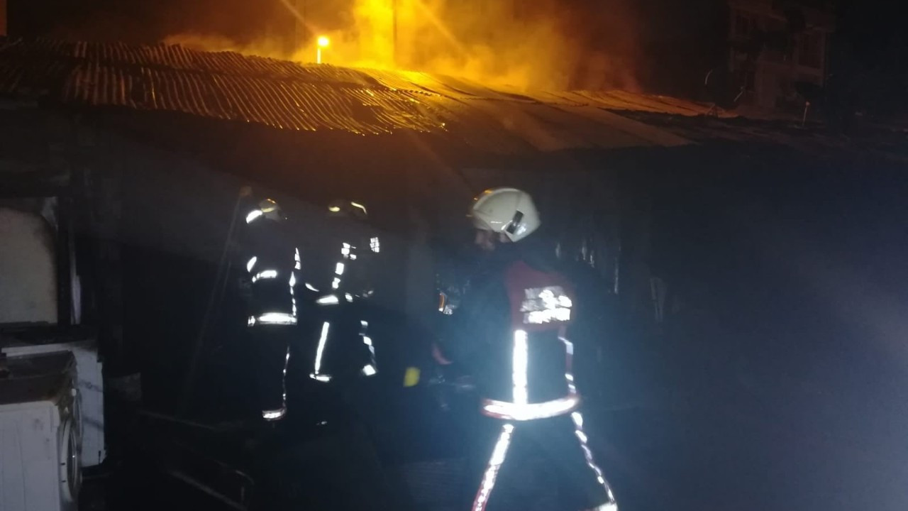 Yeşilyurt’ta Korkutan Yangın: Odunluktan Üç Çadıra Sıçradı