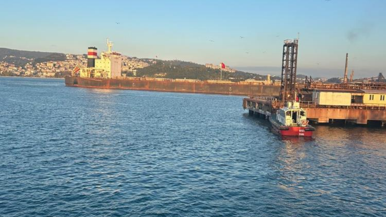 Zonguldak'ta Karaya Oturan Yük Gemisi Ekiplerin Çalışmalarıyla Yüzdürüldü