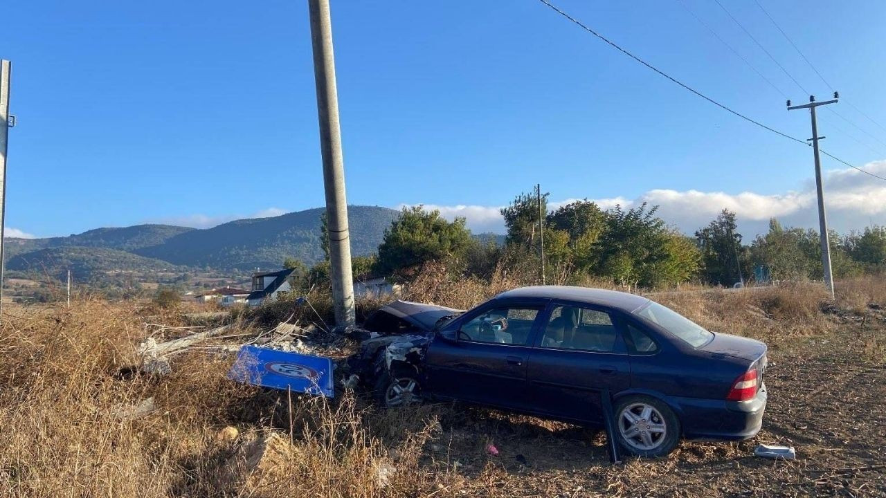 Önce Elektrik Direğine Sonra Tabelaya Çarptı! Hızını Alamadı Tarlaya Uçtu