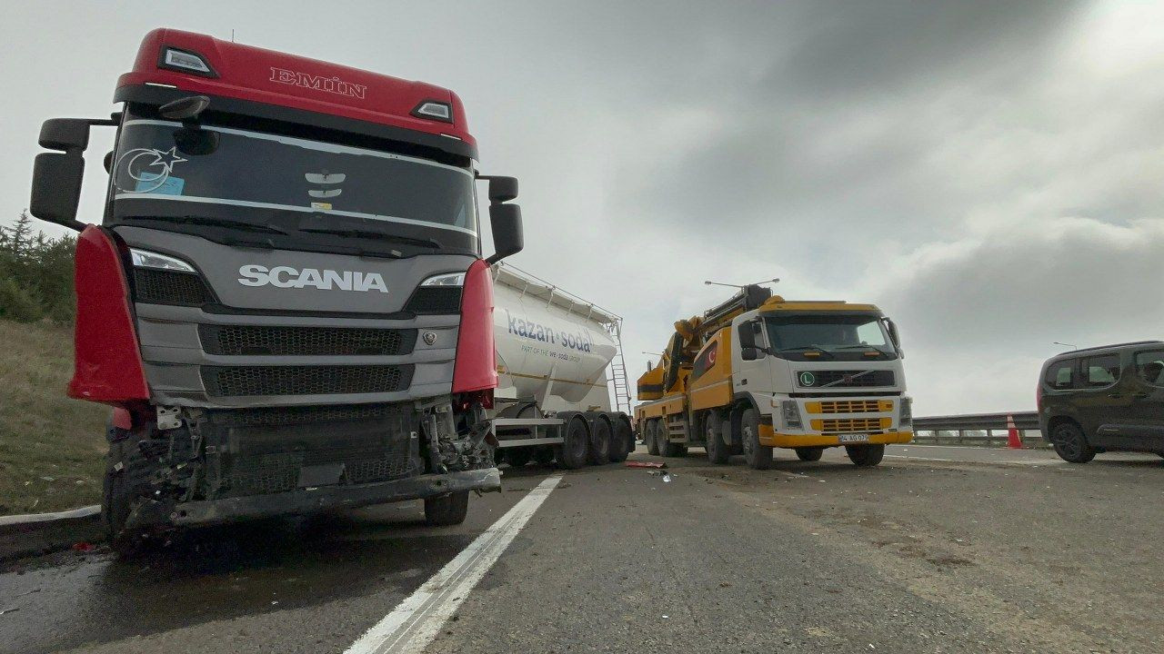 TEM'de korkutan kaza!  Kontrolden çıkan tanker otomobile çarptı: 2 yaralı - Sayfa 5