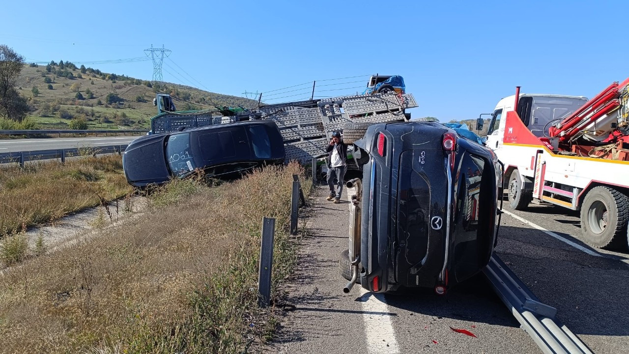 Bolu'da tır kontrolden çıktı, lüks araçlar hurdaya döndü