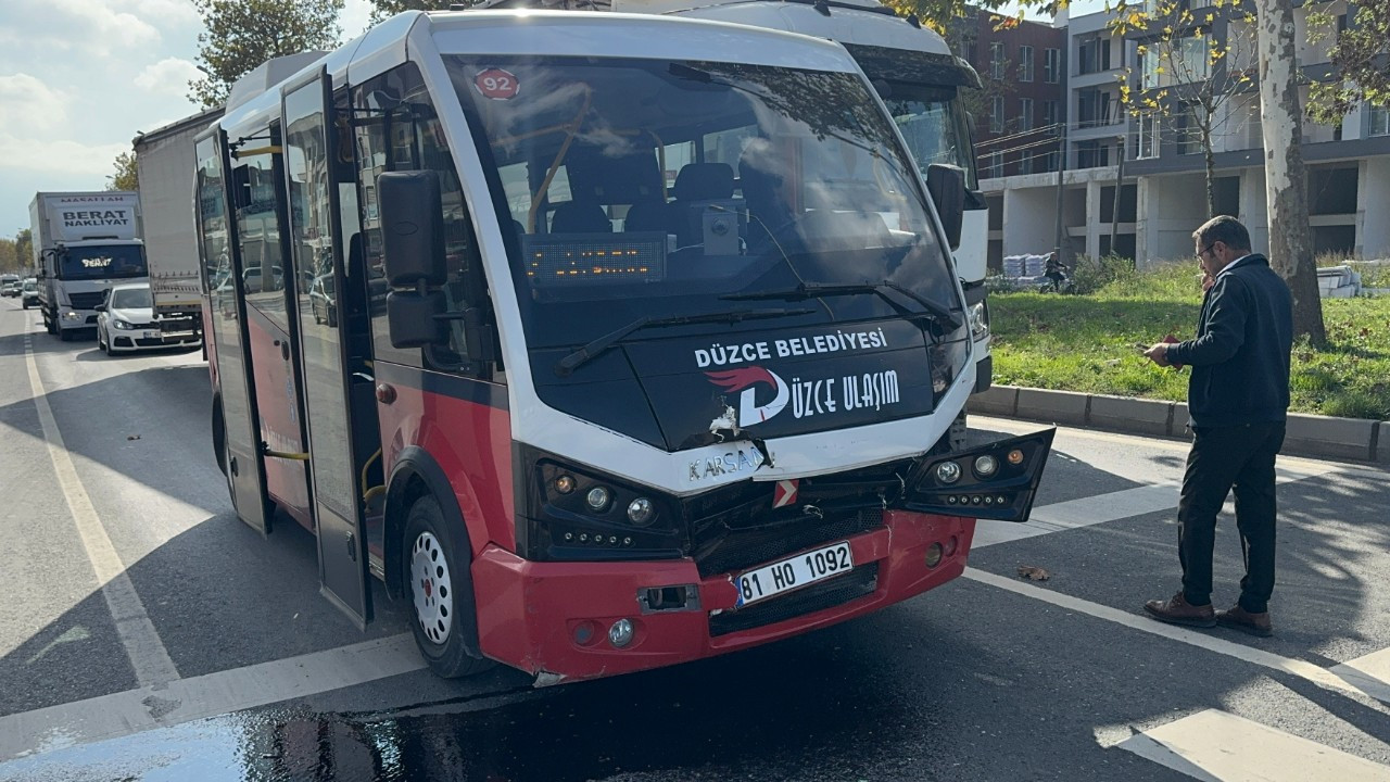 Düzce'de halk otobüsü ile otomobil çarpıştı: 2 yaralı