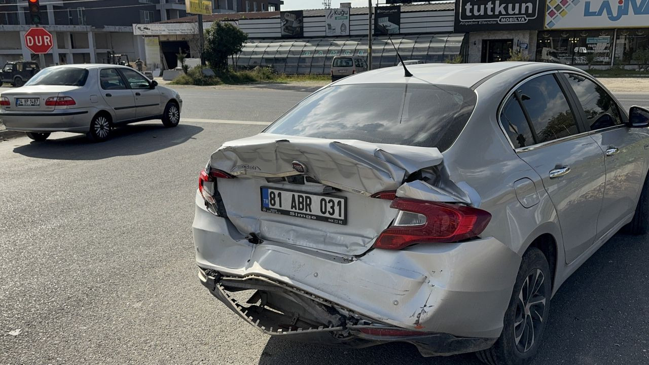 Düzce'de halk otobüsü ile otomobil çarpıştı: 2 yaralı - Sayfa 1