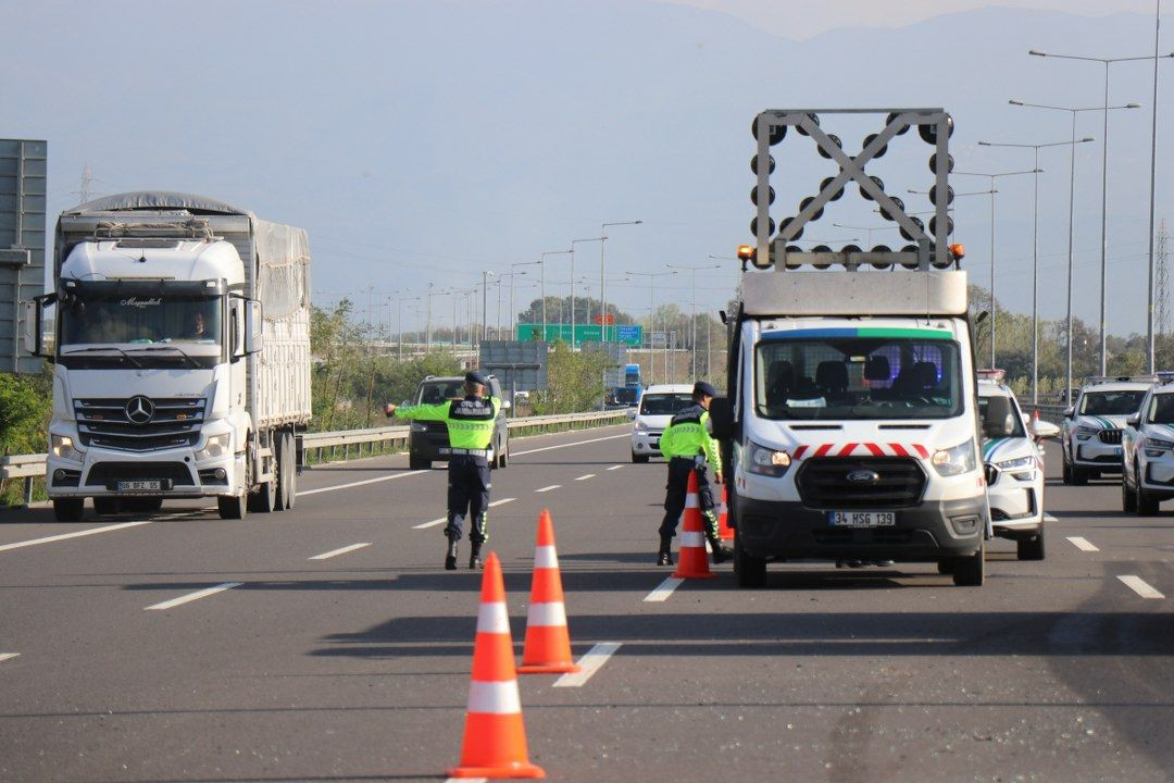 Sakarya'da feci kaza! Kuzey Marmara Otoyolu'nda iki otomobil çarpıştı: 4 ağır yaralı - Sayfa 4