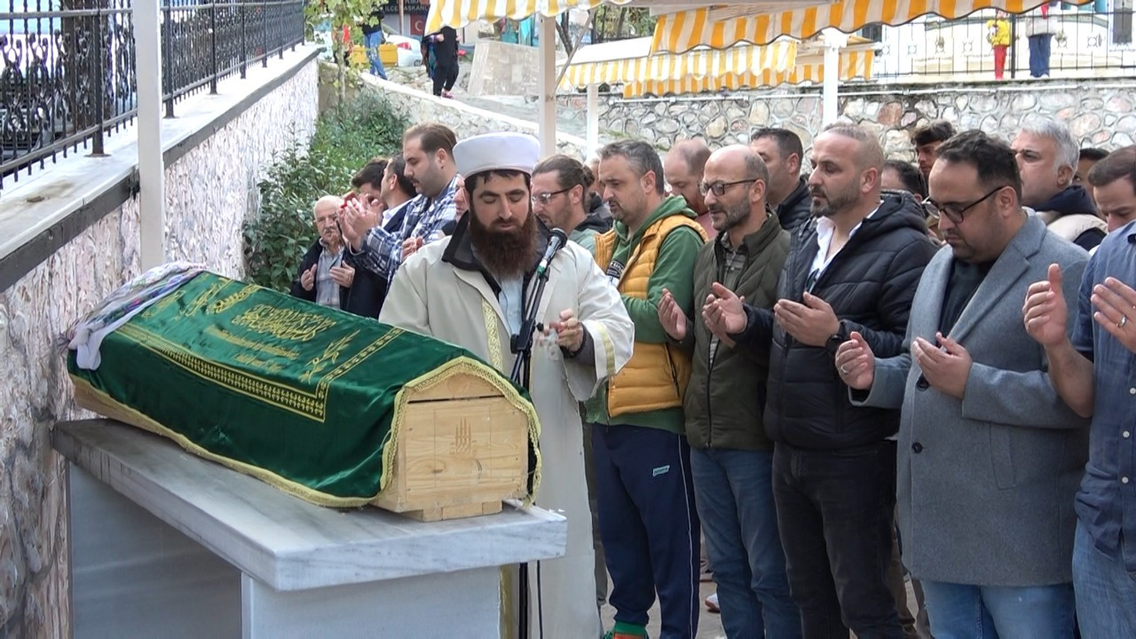 Yalova'da evinde çalışanları tarafından vahşice öldürülen girişimci kadın toprağa verildi