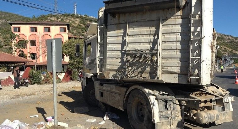 Kontrolden Çıkan Tır, Kaldırıma ve Motosiklete Çarptı: 1 Yaralı - Sayfa 3