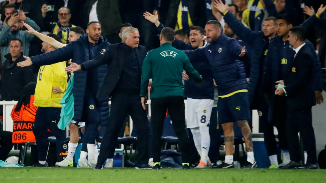 Mourinho, Manchester United Maçında Kırmızı Kart Gördü! Fenerbahçe Penaltı Bekledi