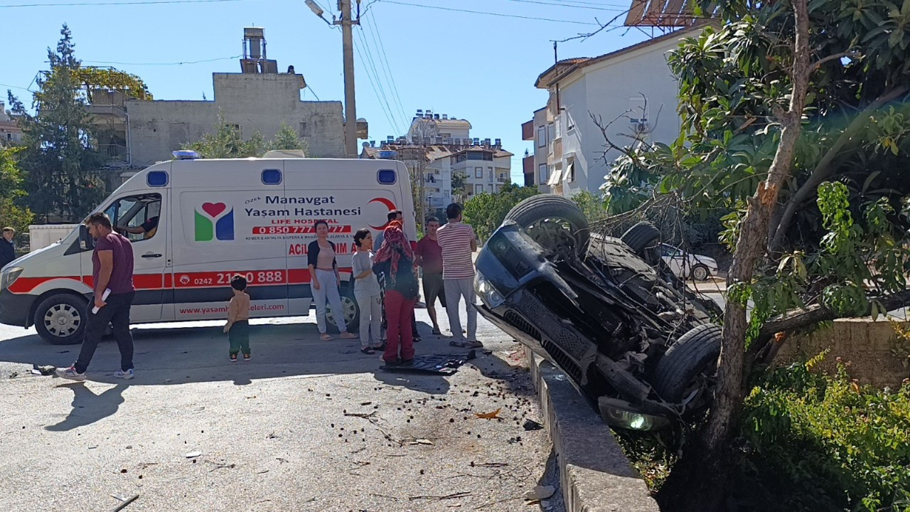 "İstinat Duvarına Çarpan Araç Bahçeye Uçtu, Ters Döndü!"