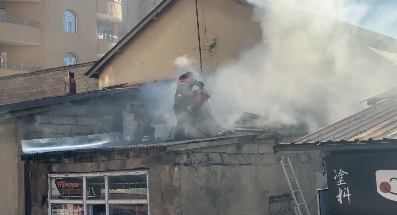 Hakkari'de bir iş yerinde yangın çıktı - Sayfa 1