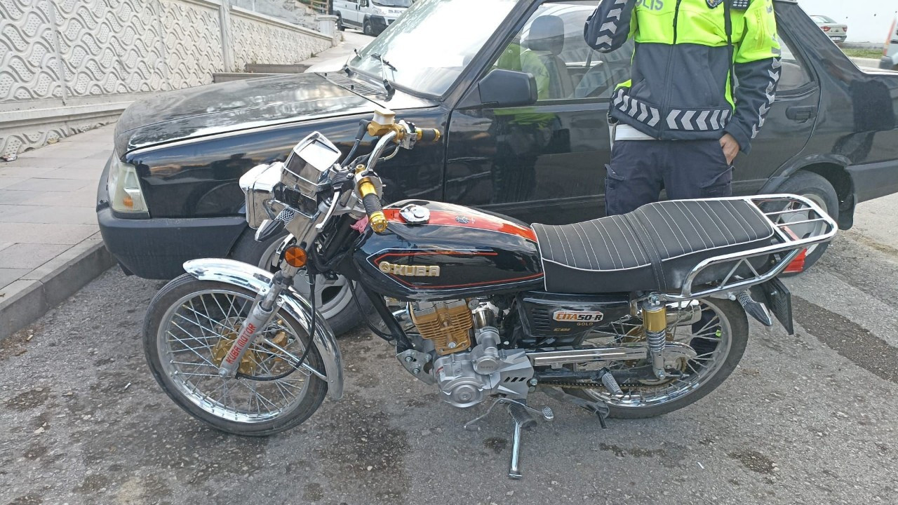 Kastamonu'da Motosiklet Orta Refüje Çarptı: 2 Yaralı