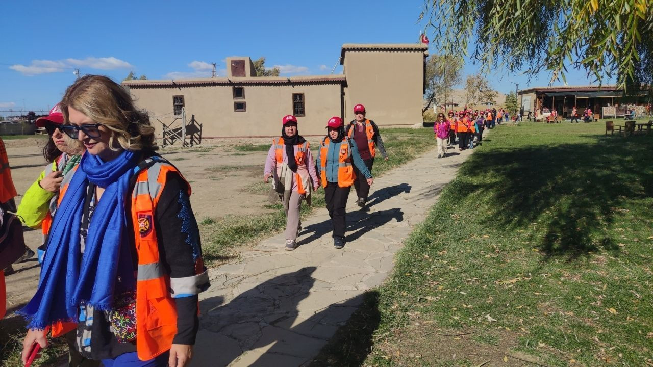 Cumhuriyet'in 101. yılını kutlamak için yola çıkan 101 kadın, Van'ın tarihi turistik yerlerini gezdi - Sayfa 1