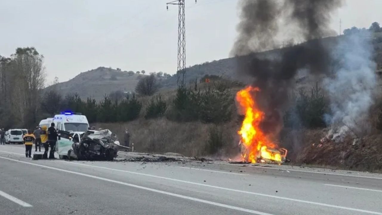 Erzincan'da Facia! Otomobil alev aldı: Çok sayıda ölü var - Sayfa 1